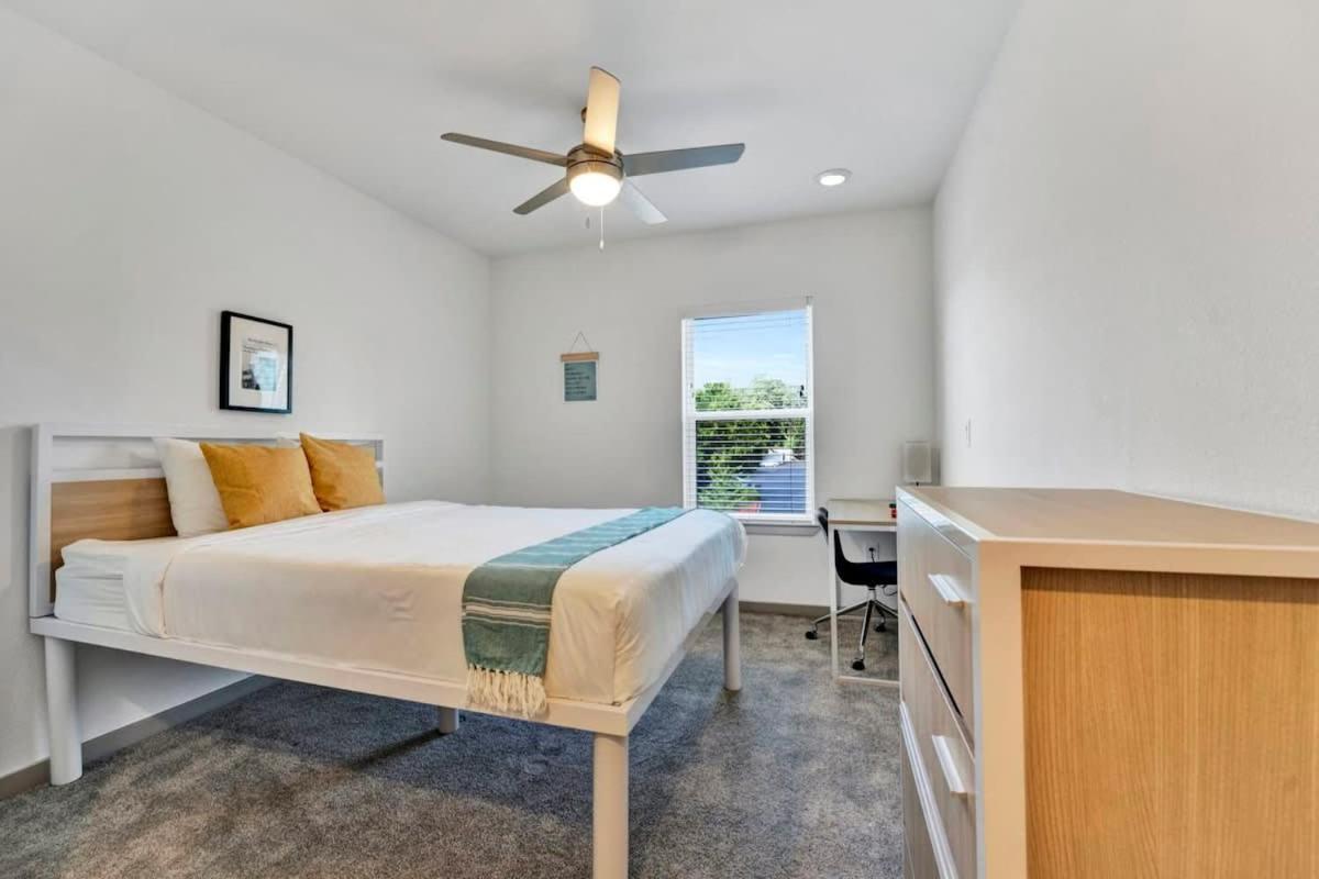 Dockside Living In 2 Bedroom Unique Amenities Apartment