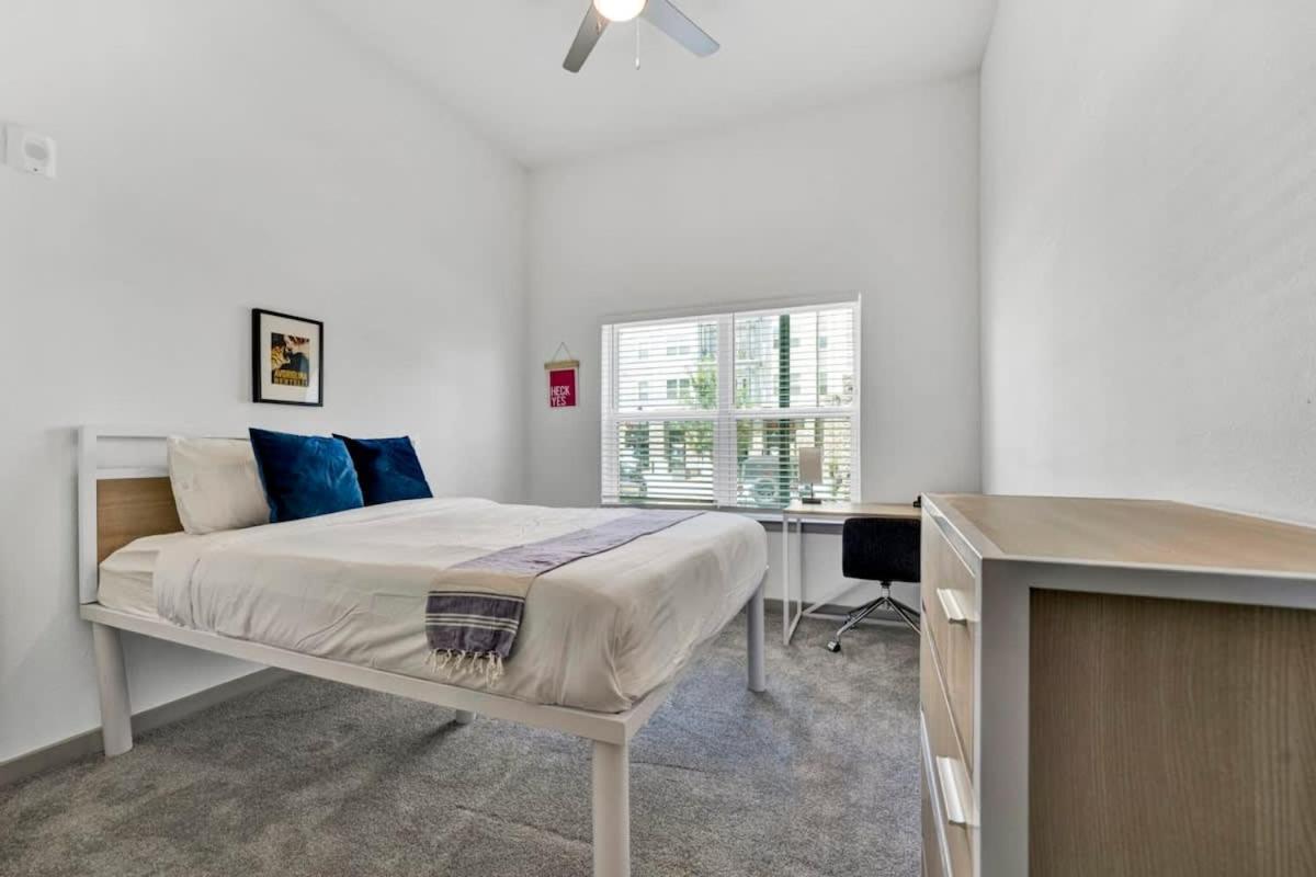 Dockside Living In 2 Bedroom Unique Amenities Apartment *