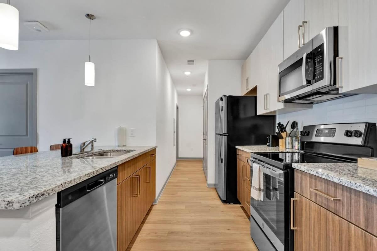 Dockside Living In 2 Bedroom Unique Amenities Apartment