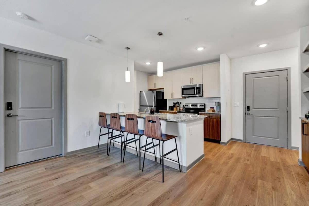 Dockside Living In 2 Bedroom Unique Amenities Apartment *